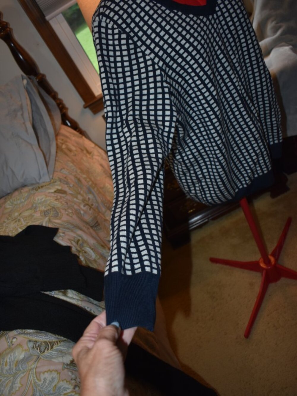 sweater - Picture 3 of 6